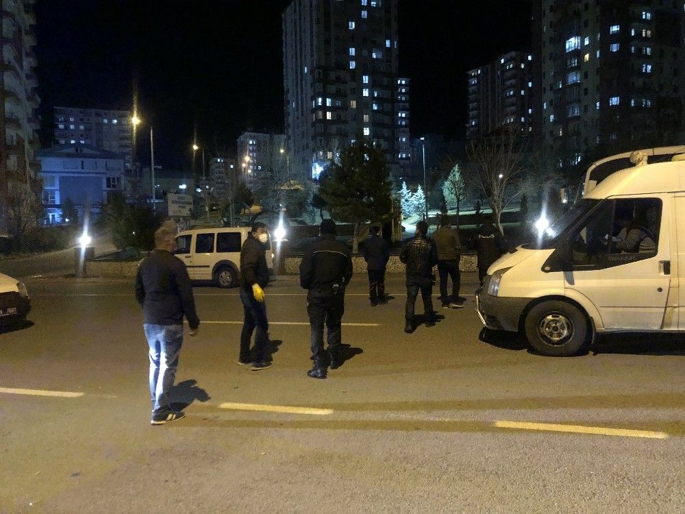 Yol kenarına bırakılan şüpheli çanta polisi harekete geçirdi
