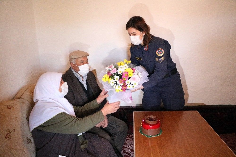 Yozgat jandarmasından 50 yıllık evli çifte anlamlı sürpriz