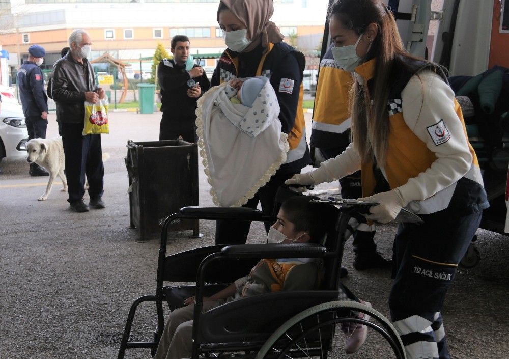 2 otomobil çarpıştı: 1'i bebek, 1'i çocuk 3 yaralı