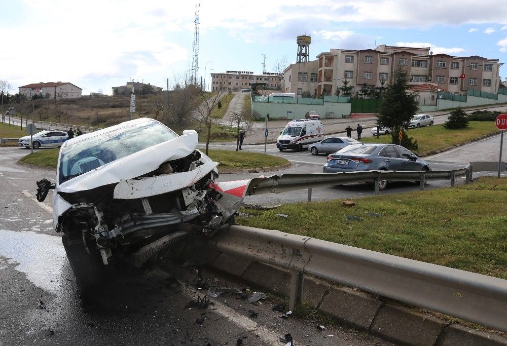 2 otomobil çarpıştı: 1'i bebek, 1'i çocuk 3 yaralı
