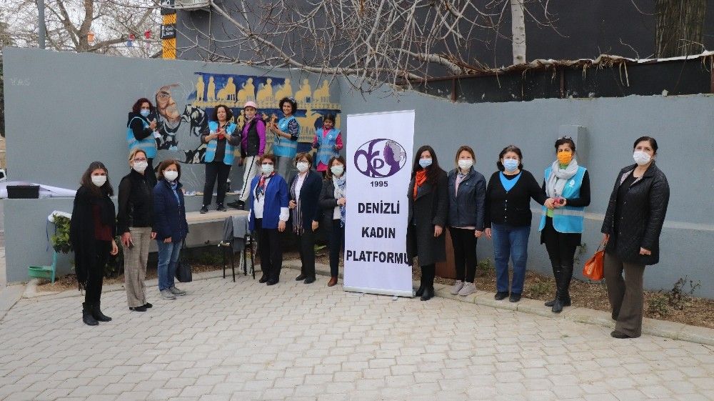 5 kadın öğretmenden Muazzez İlmiye Çığ resmi