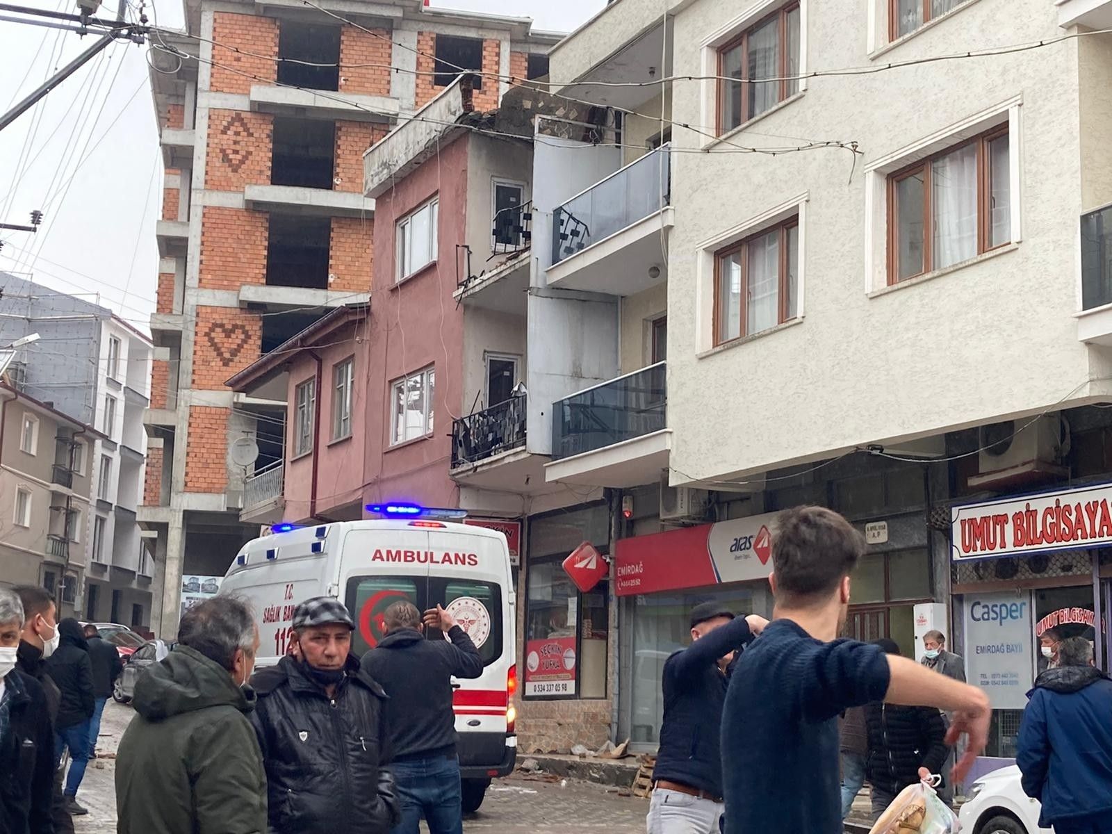 8 metre yüksekte ördüğü duvarla birlikte yere çakıldı