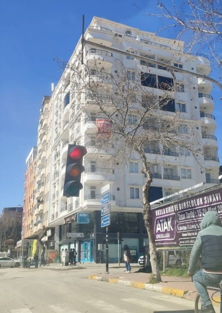 Adıyaman'da şiddetli rüzgar hayatı olumsuz etkiliyor