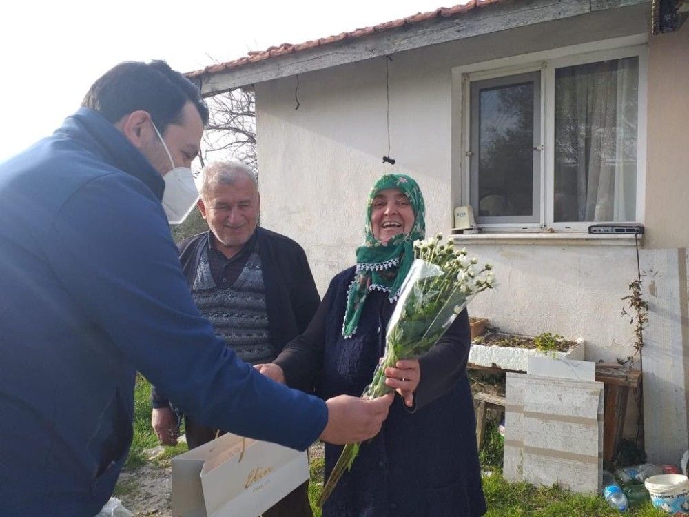 AK Parti İzmir Dünya Kadınlar Gününde 30 ilçede sahadaydı