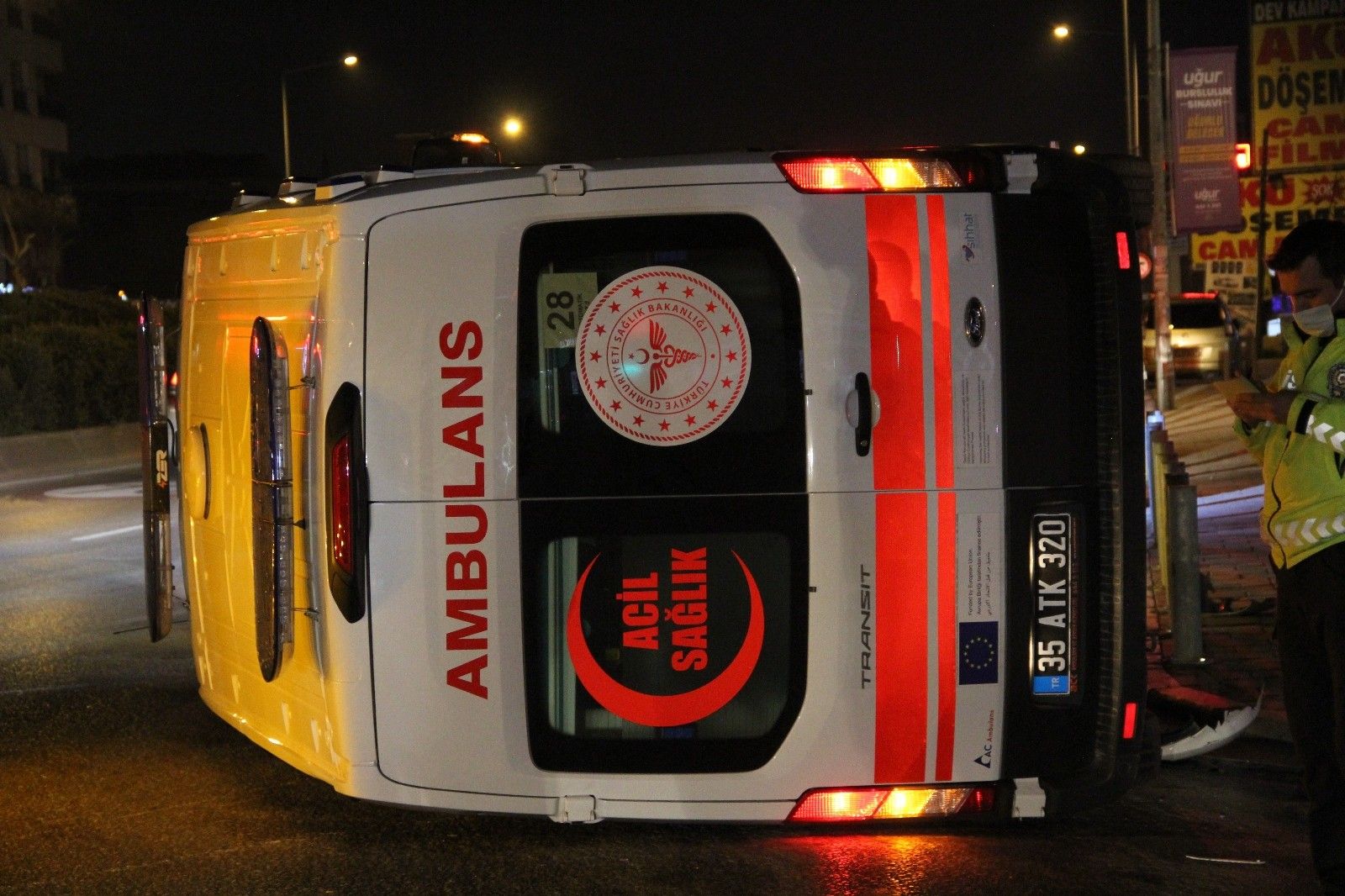 Ambulans yan yattı: 1 yaralı