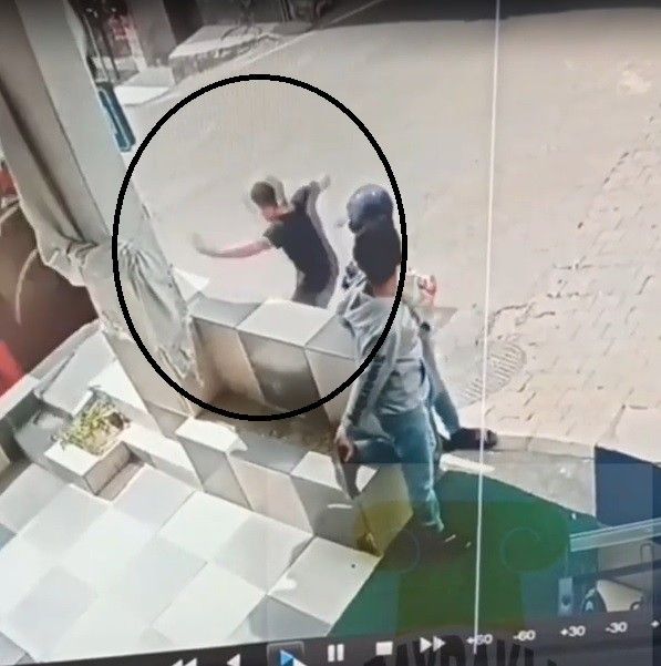 Ayağının üzerinden otobüs geçen çocuk ölümden kıl payı kurtuldu
