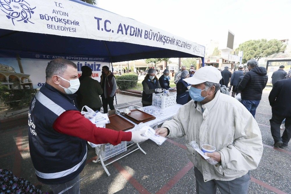 Aydın Büyükşehir'den Miraç Kandili dolayısıyla vatandaşlara helva ikramı