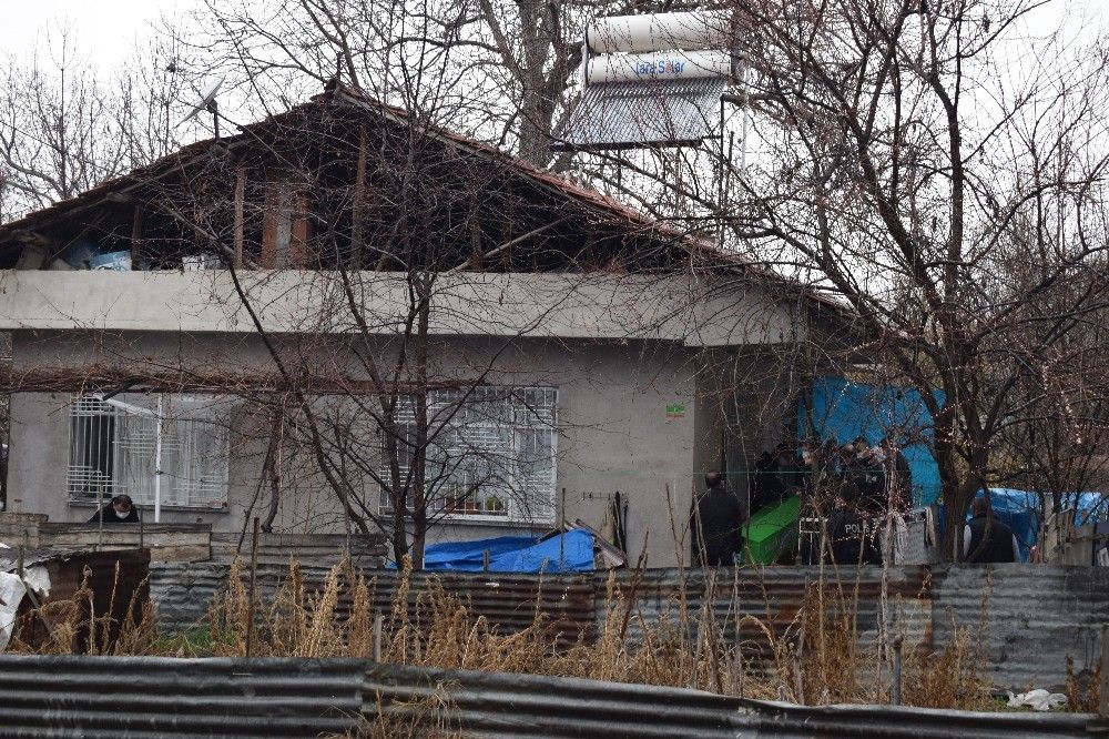 Babasını öldürüp okula gitti