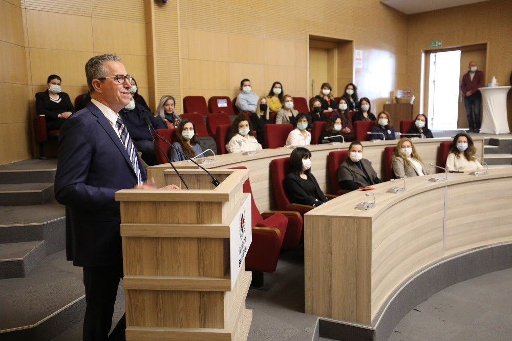 Başkan Arda'dan kadın çalışanlara kitap armağanı