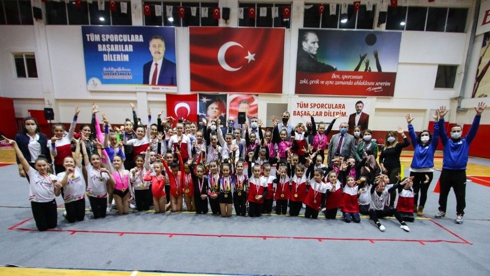 Başkan Sandal'dan başarılı sporculara madalya