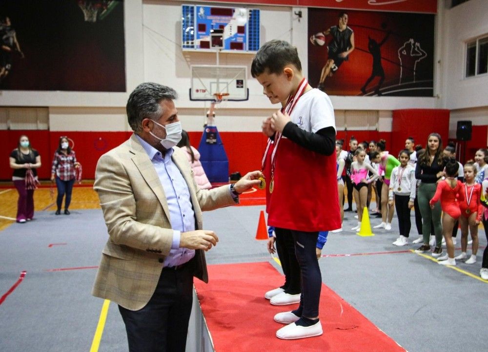 Başkan Sandal'dan başarılı sporculara madalya