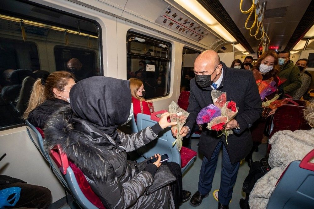 Başkan Soyer, kadınlara karanfil dağıttı