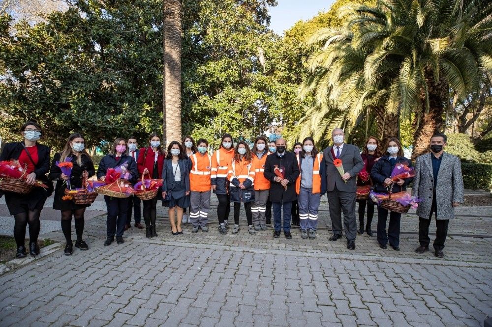Başkan Soyer, kadınlara karanfil dağıttı