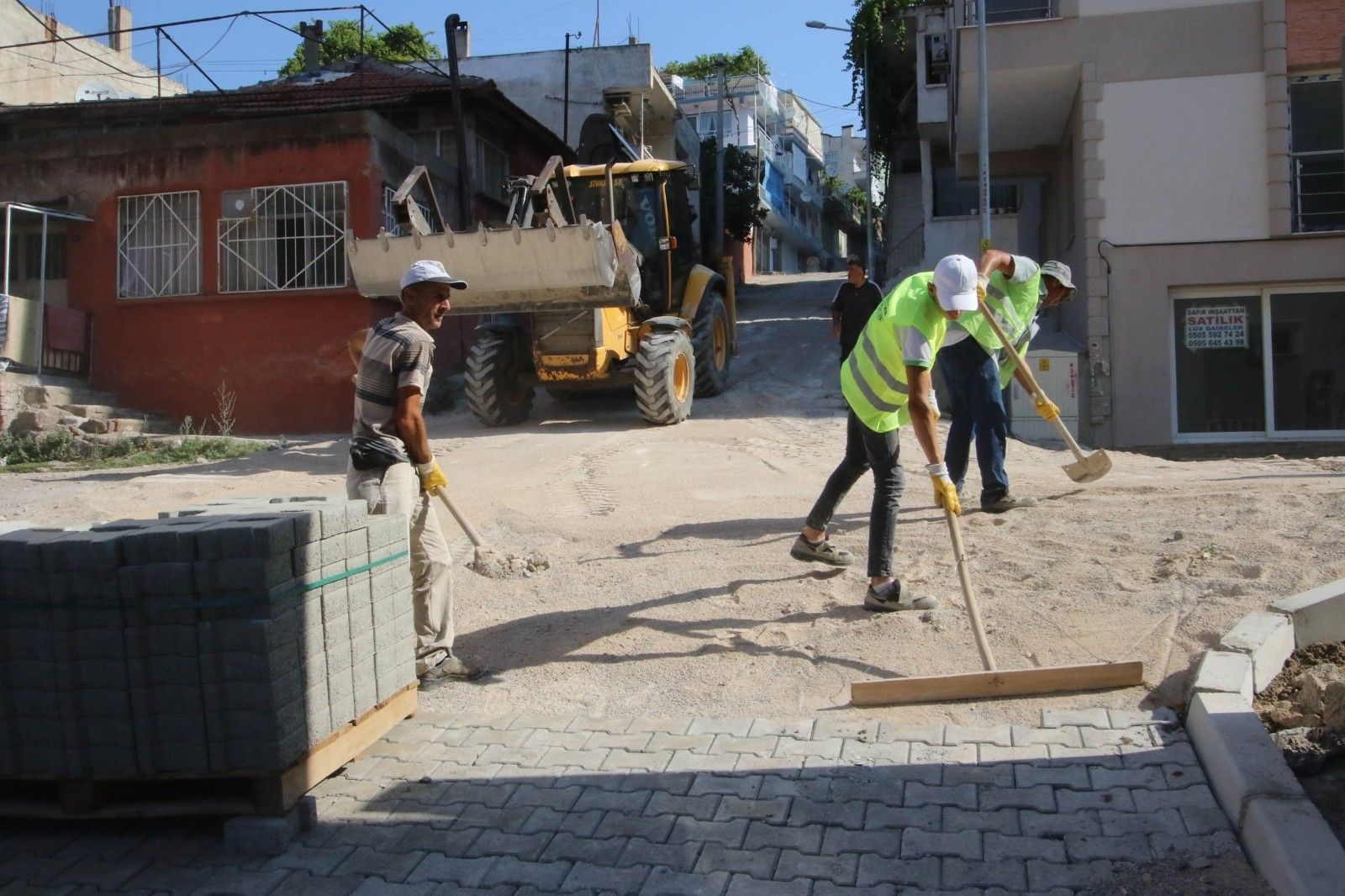 Bayraklı 'da 24 mahalleye 43 bin metrekare kilit parke