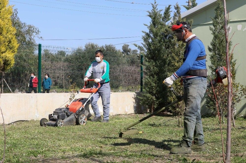 Buca'nın parklarında bahar temizliği