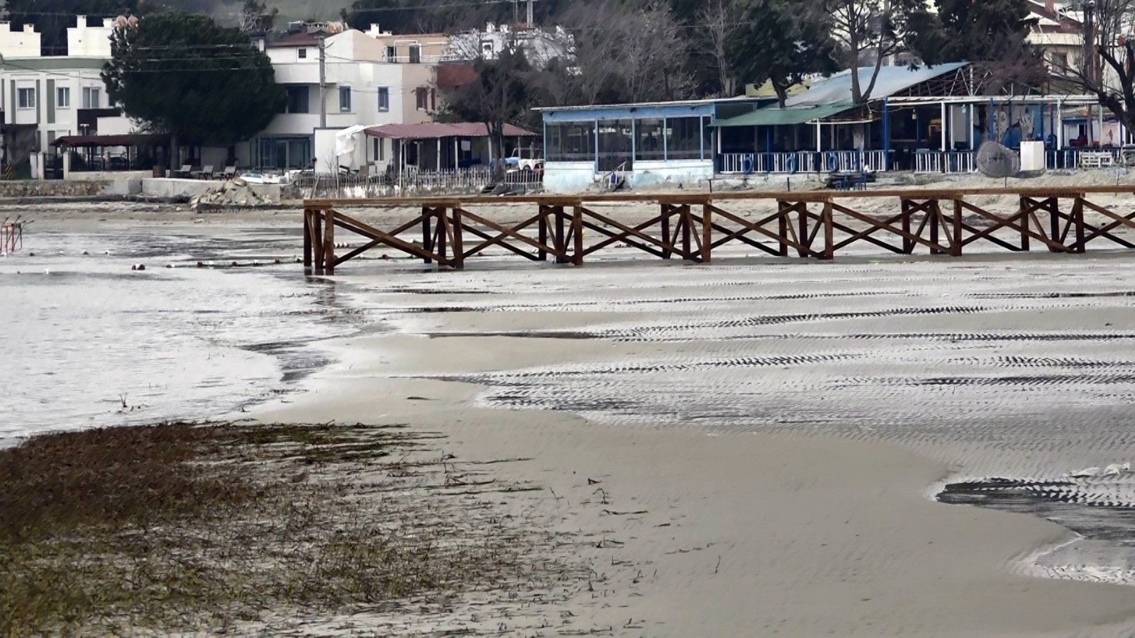 Çanakkale'de deniz 30 metre çekildi
