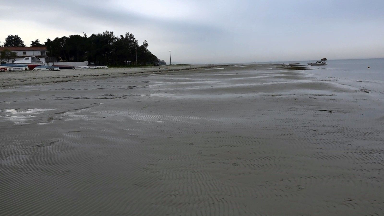 Çanakkale'de deniz 30 metre çekildi