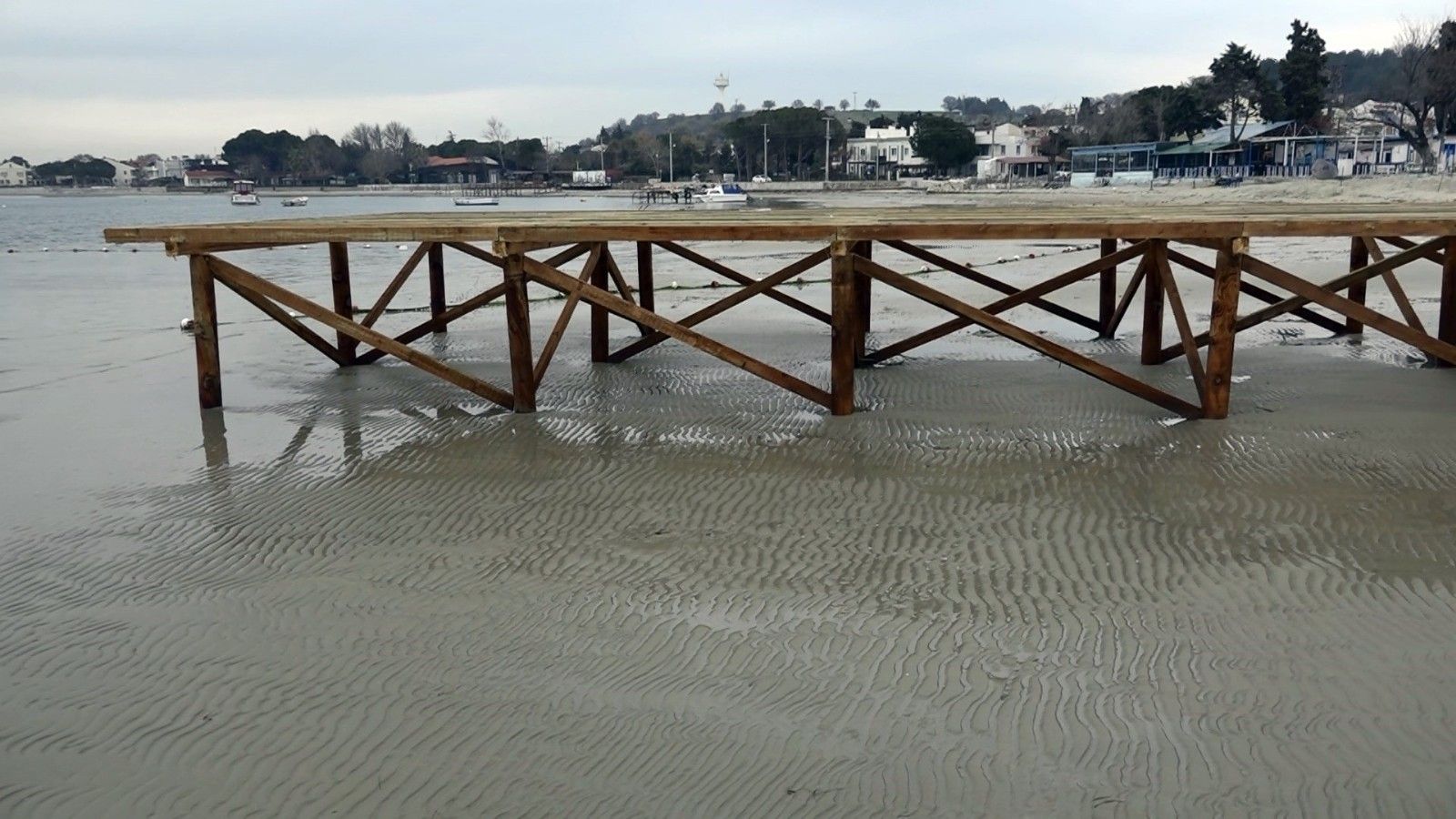 Çanakkale'de deniz 30 metre çekildi