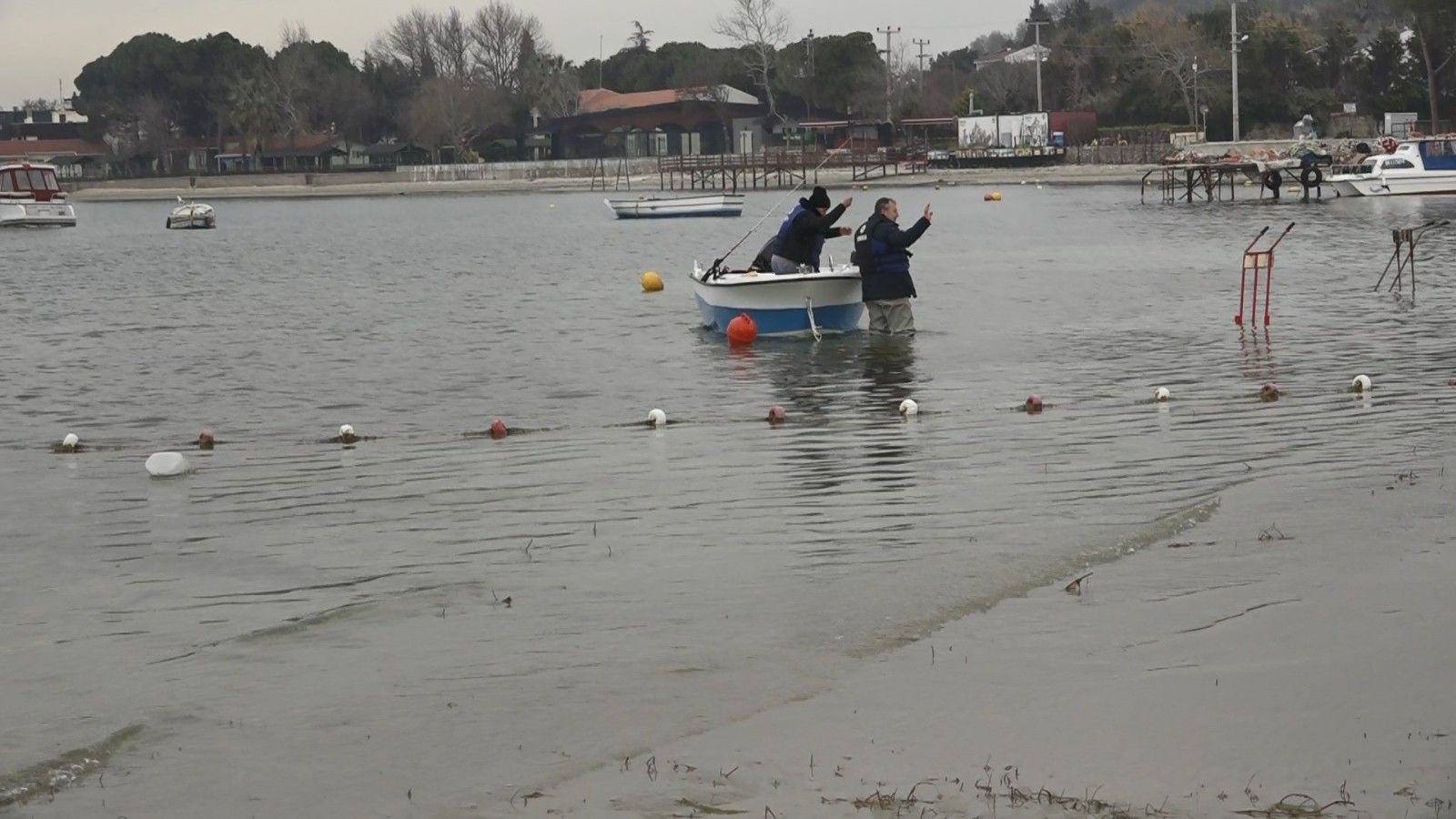 Çanakkale'de deniz 30 metre çekildi