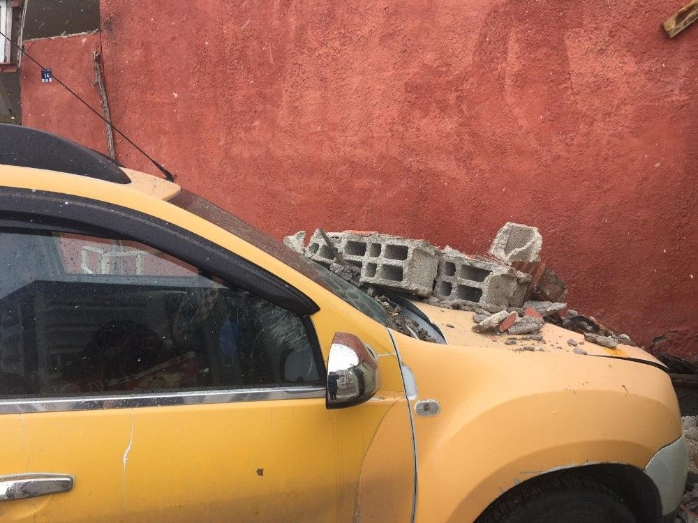 Fırtına evin çatısını uçurdu, duvarını yıktı
