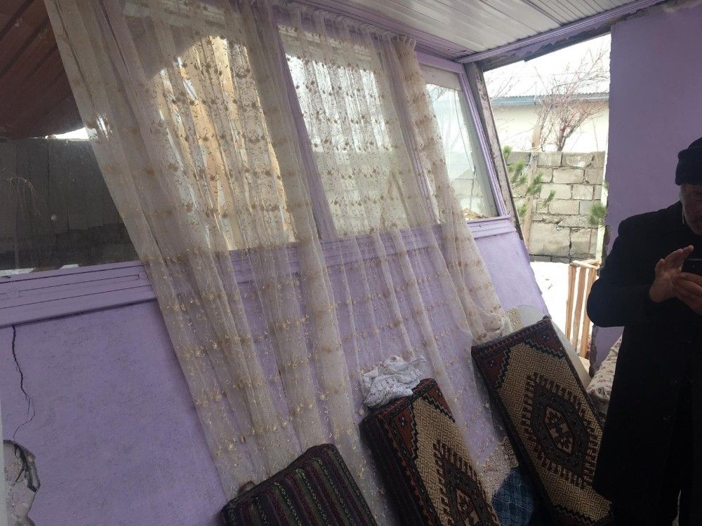 Fırtına evin çatısını uçurdu, duvarını yıktı