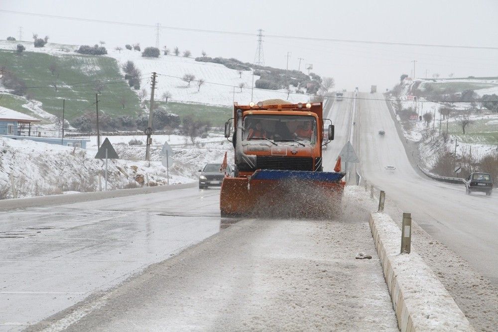 İzmir-Ankara Karayolu kapanmasın diye çalışıyorlar