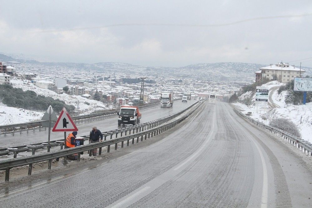 İzmir-Ankara Karayolu kapanmasın diye çalışıyorlar