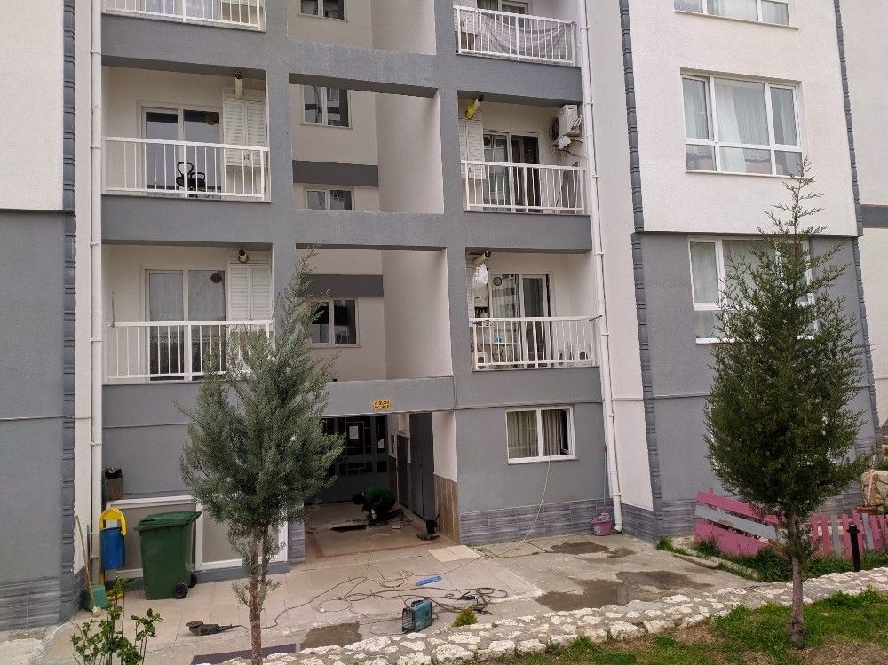 İzmir'de 6. kattan düşen doçent hayatını kaybetti
