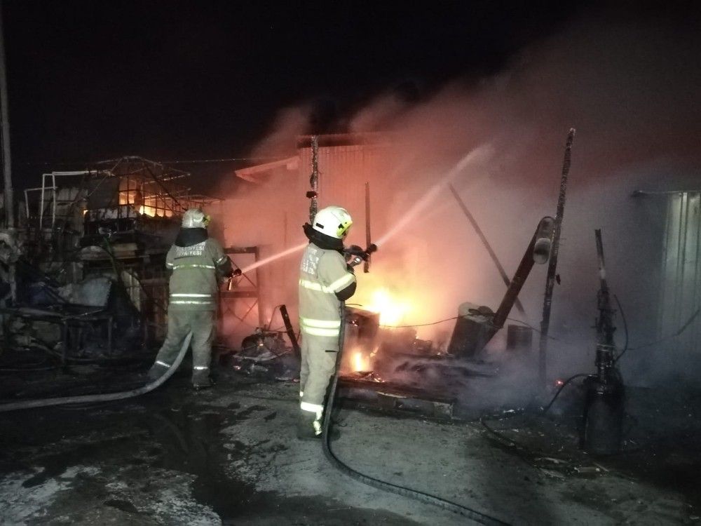 İzmir'de kamyon bakım istasyonunda yangın paniği