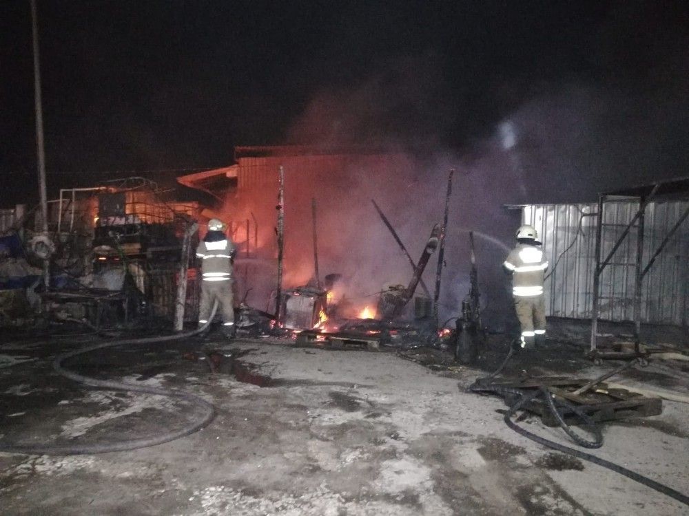 İzmir'de kamyon bakım istasyonunda yangın paniği