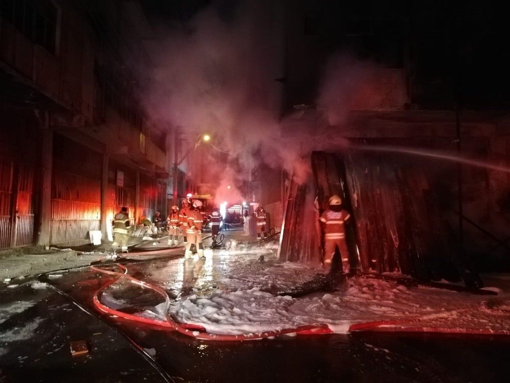 İzmir'de mobilya atölyesinde yangın