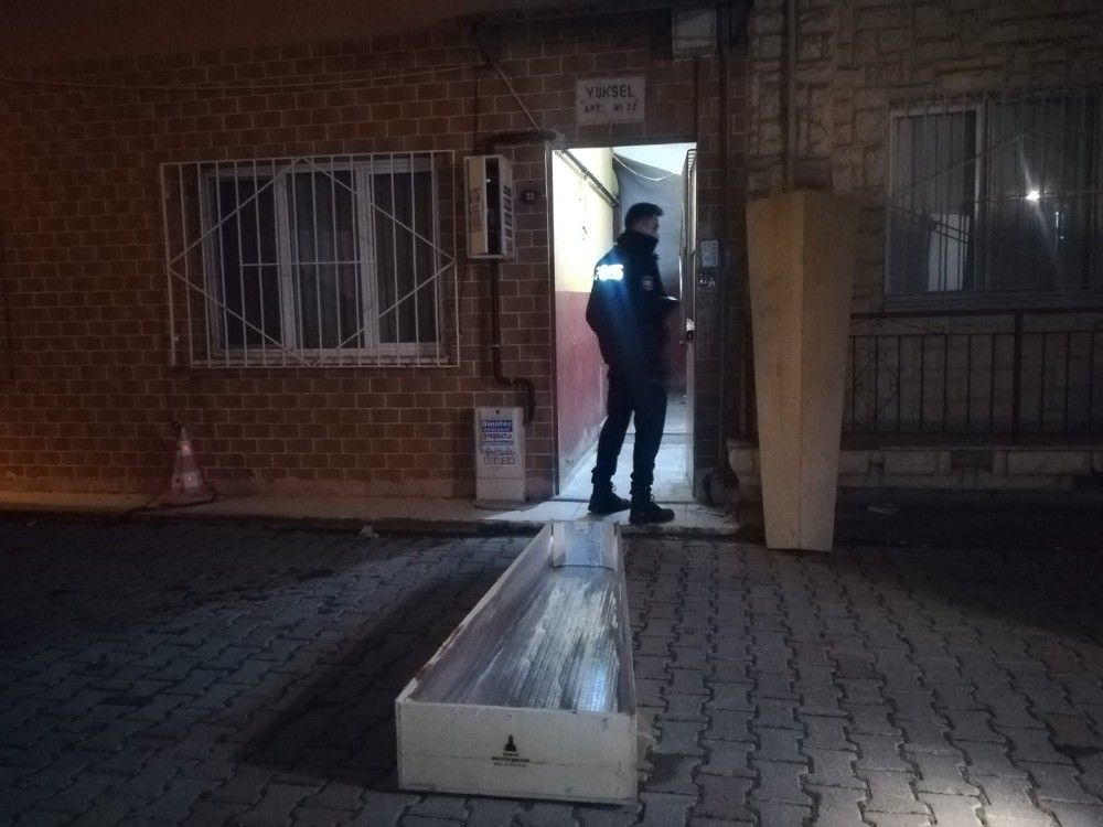 İzmir'de Trans birey çekyat içerisinde ölü bulundu
