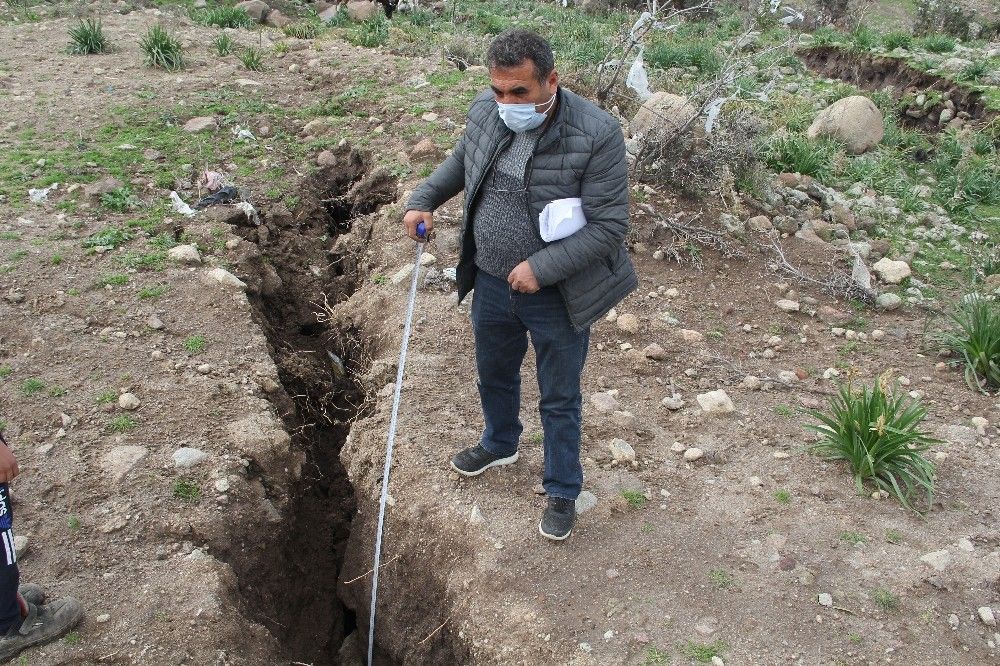 İzmir'deki korkutan çatlaklar için belediyeden açıklama