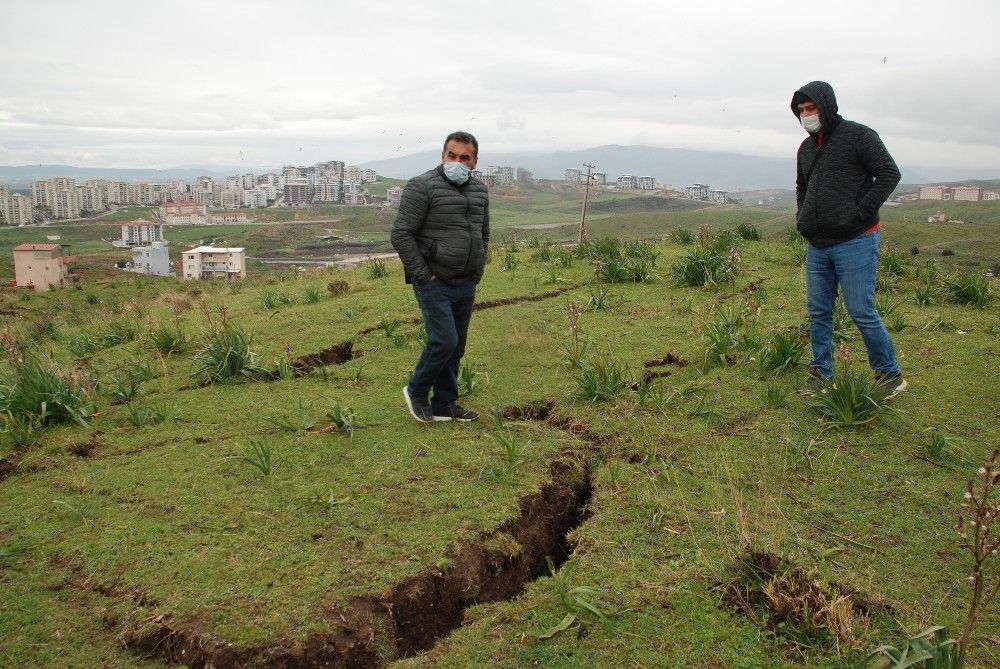 İzmir'deki korkutan çatlaklar için belediyeden açıklama