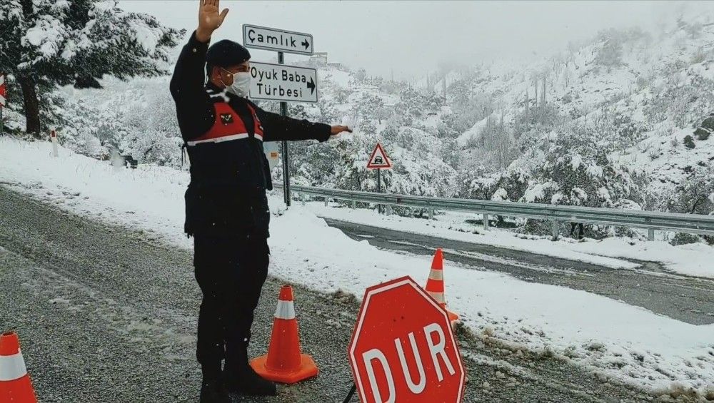 Kardan yol kapanınca hayvanların imdadına jandarma yetişti