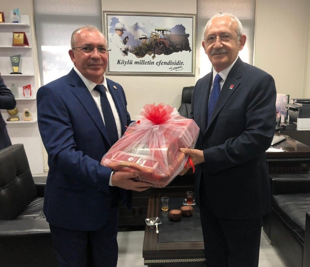 Kılıçdaroğlu, Salihli'de muhtarlar ve partililerle buluştu