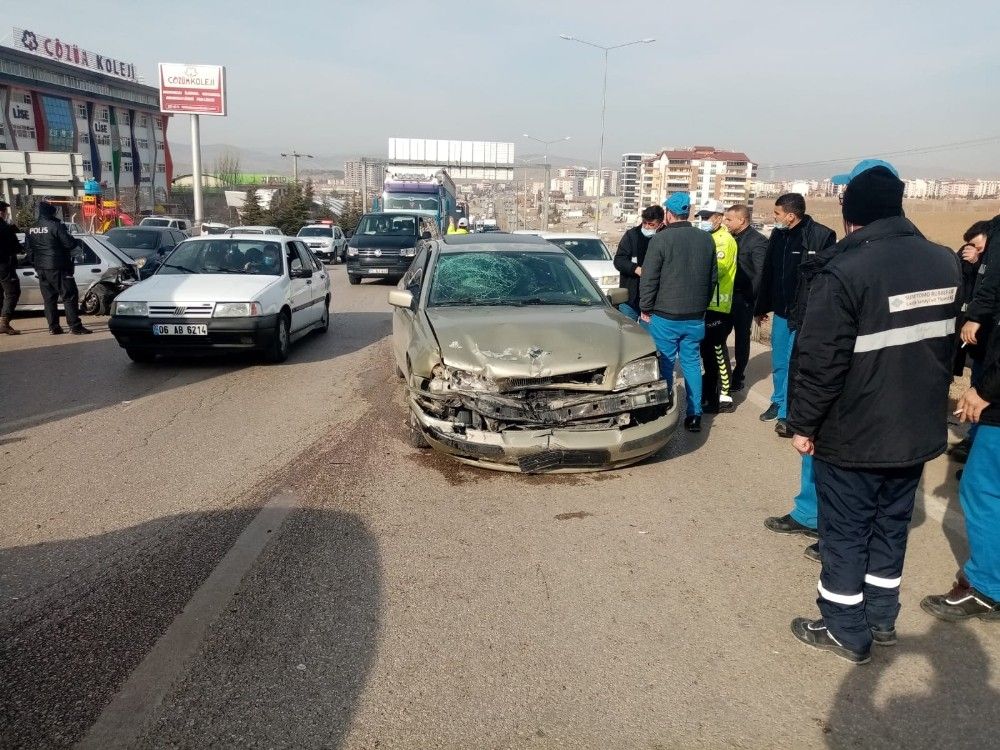 Kırıkkale'de üç araçlı zincirleme kaza: 4 yaralı