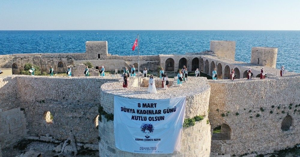 Kızkalesi'nde kadın haklarına dikkat çektiler