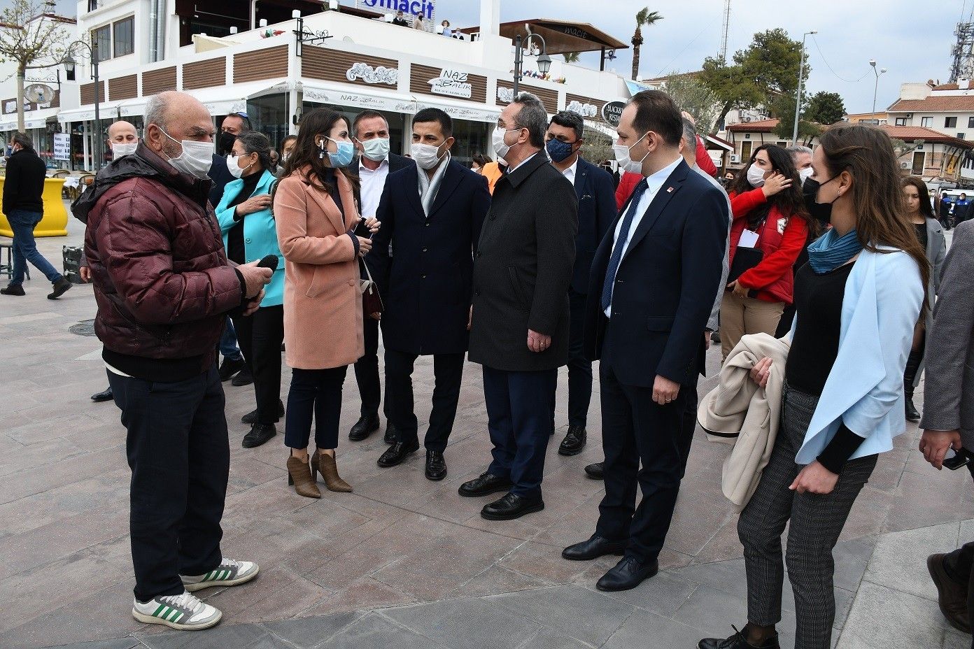 Kuşadası Belediyesi'nden balıkçı esnafına destek