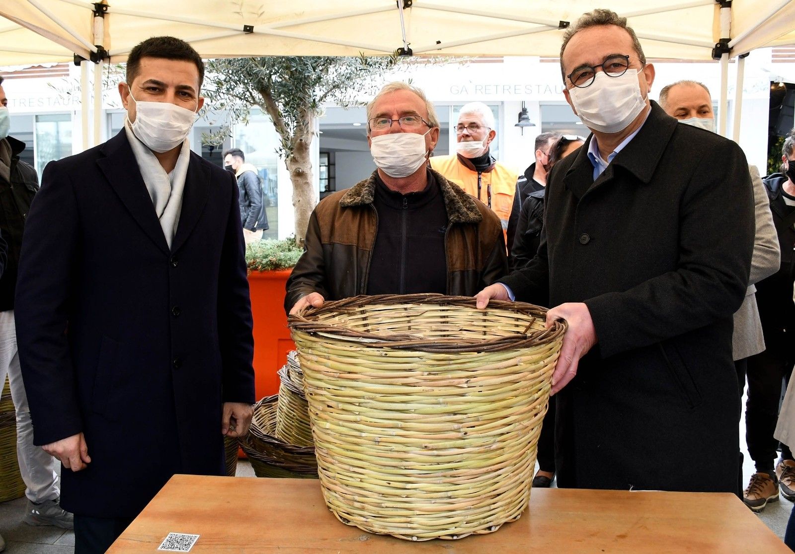 Kuşadası Belediyesi'nden balıkçı esnafına destek