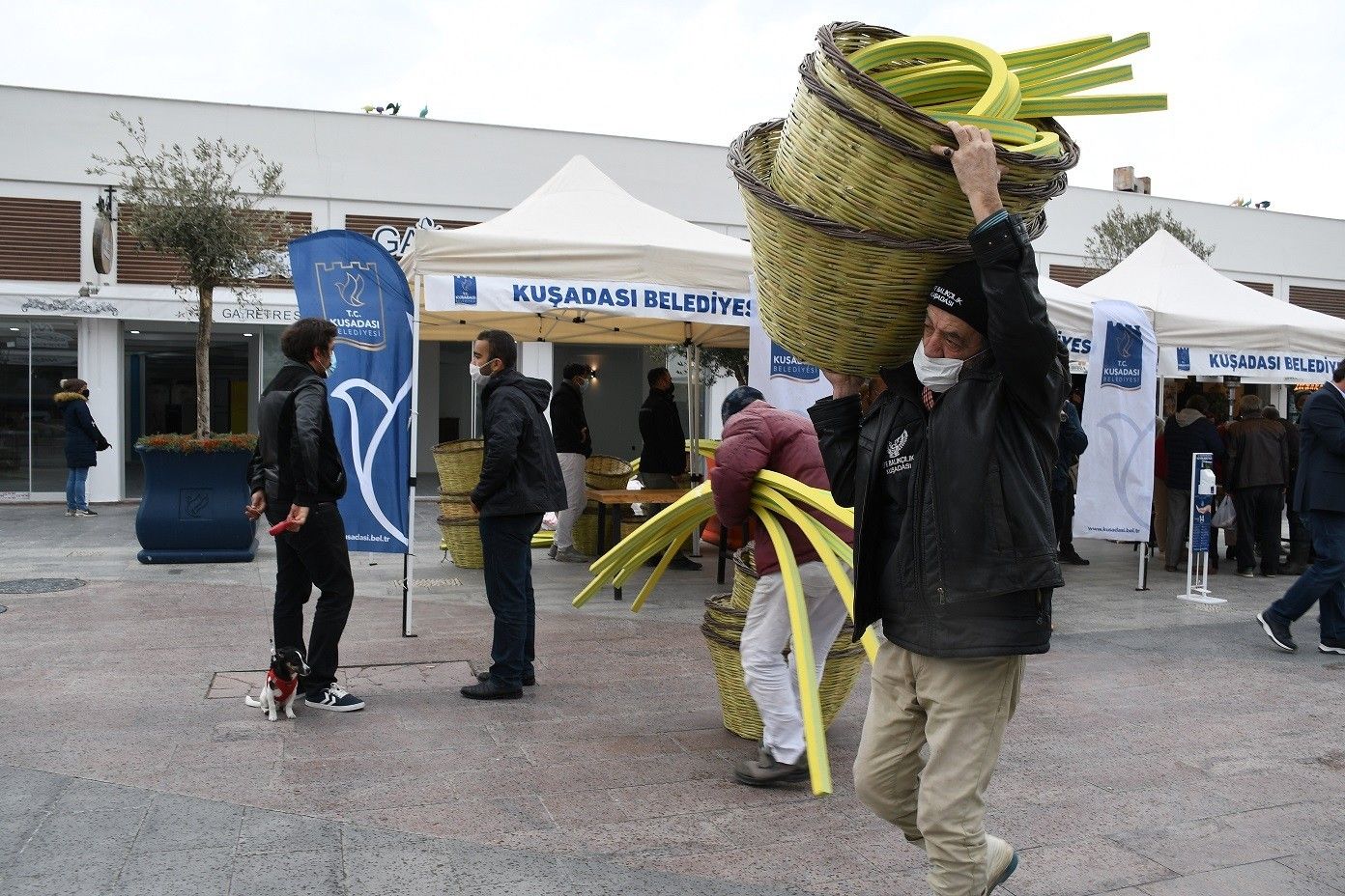 Kuşadası Belediyesi'nden balıkçı esnafına destek