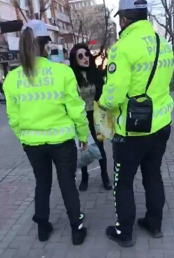Maskeyi de polisi de takmayan kadına ceza