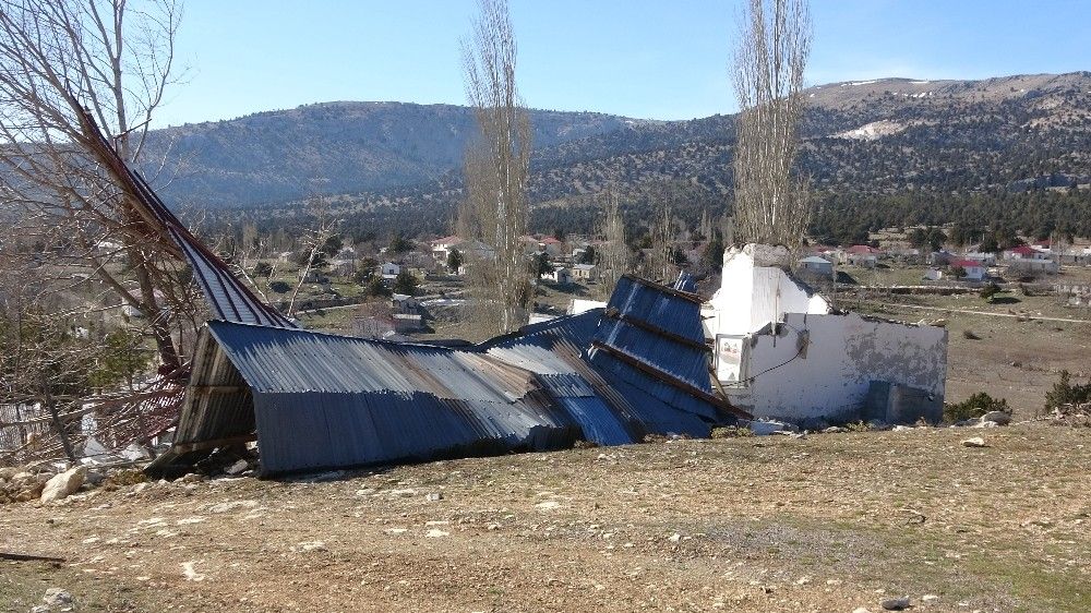 Mersin'de şiddetli rüzgar yaylada bir evi yıktı, 10 ev hasar gördü