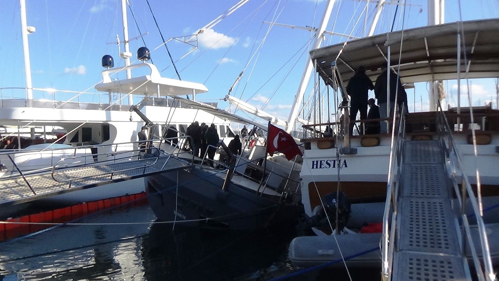 Milyon dolarlık tekne bir anda yan yattı