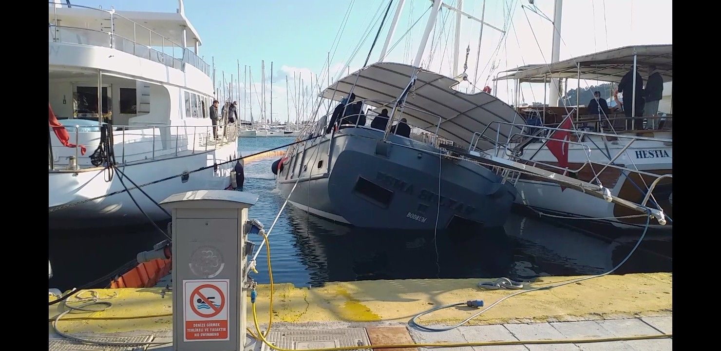 Milyon dolarlık tekne bir anda yan yattı