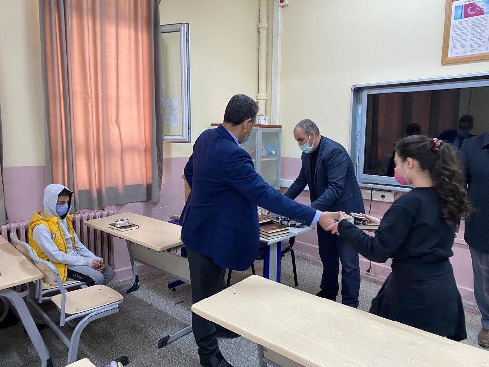 İmam hatip ortaokullarında Kur'an-ı Kerim dağıtıldı
