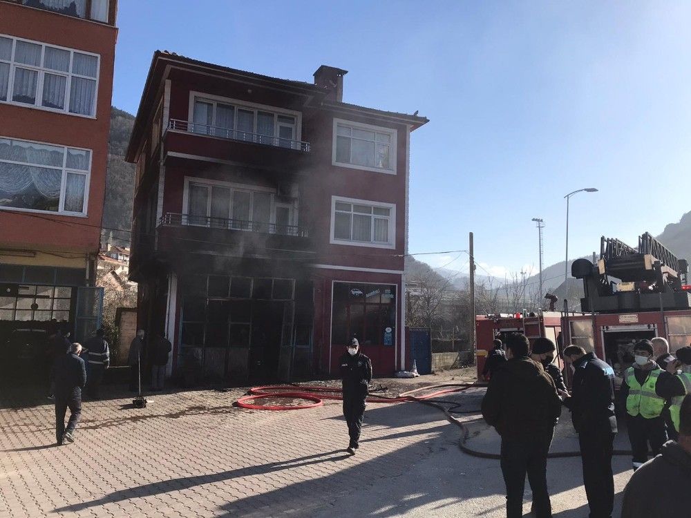 Oto tamirhanesinde LPG tankı patladı