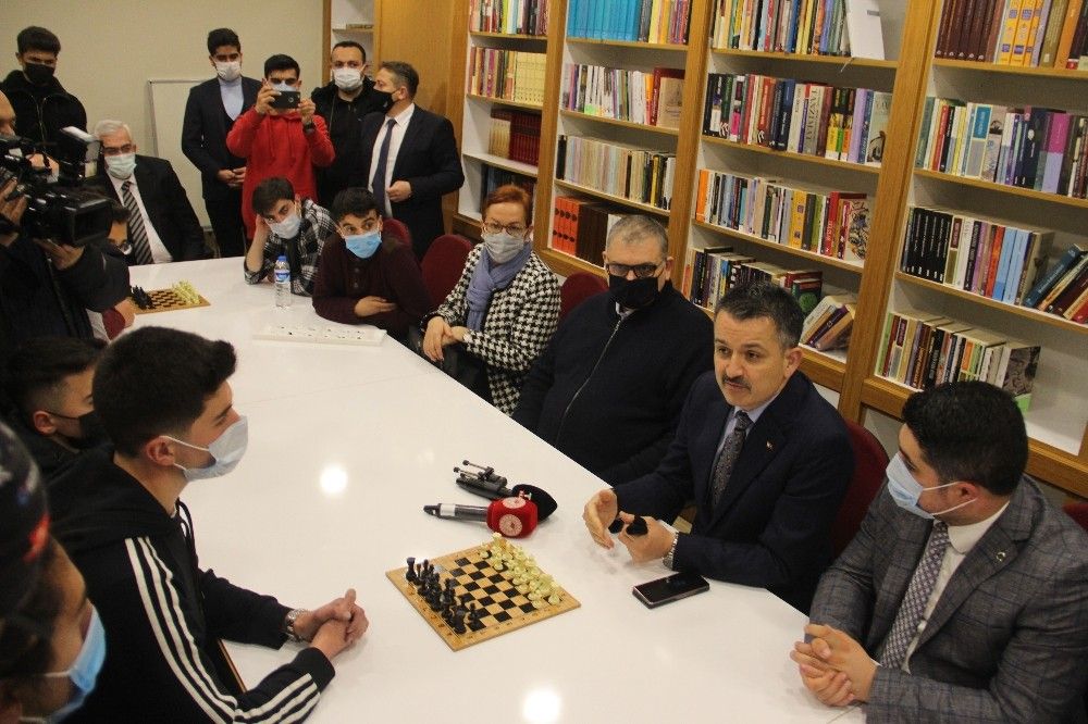 Pakdemirli: "Cumhur İttifakı dışında siyaset yapanlar yalanın ipine sarılıyor"