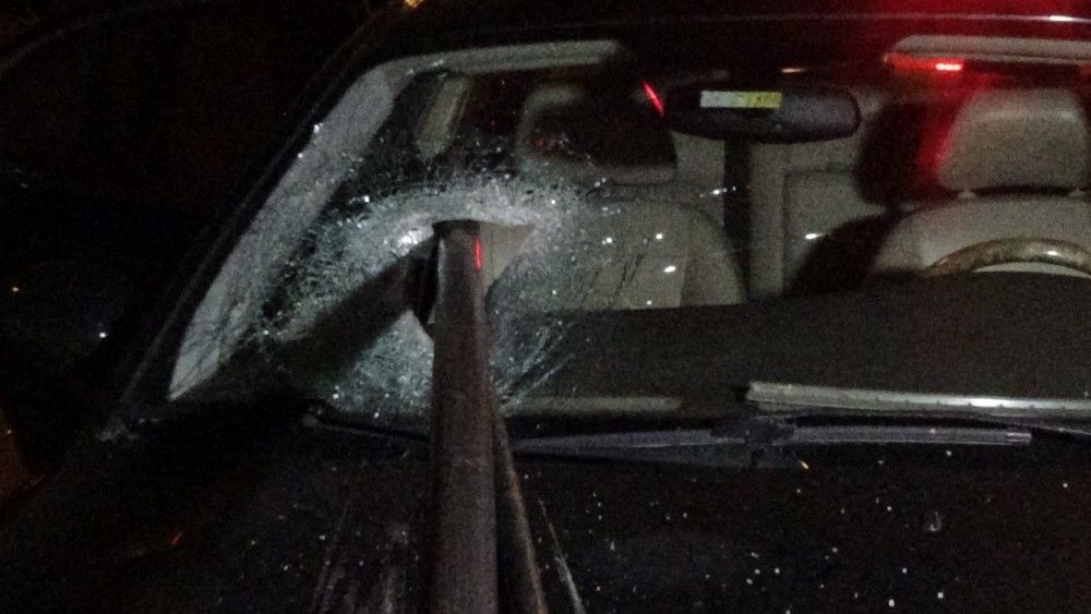 Polisten kaçan şüphelinin otomobili demirlere saplandı
