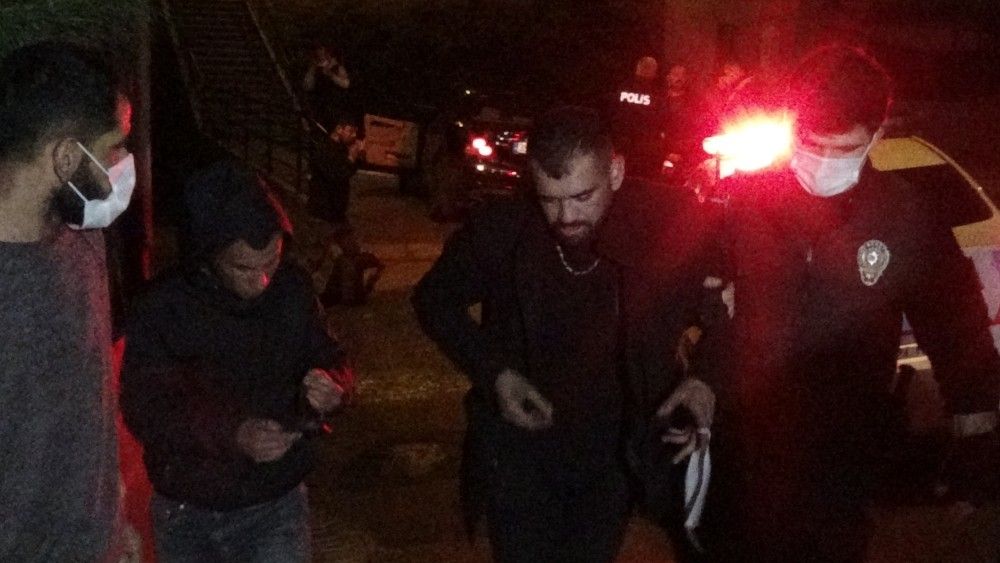 Polisten kaçan şüphelinin otomobili demirlere saplandı